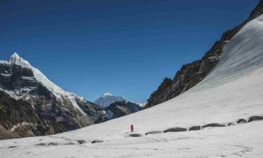 people trekking enroute to everest chola pass trek
